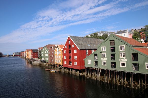 Kaufmannshäuser an der Nidelva, Trondheim, Norwegen